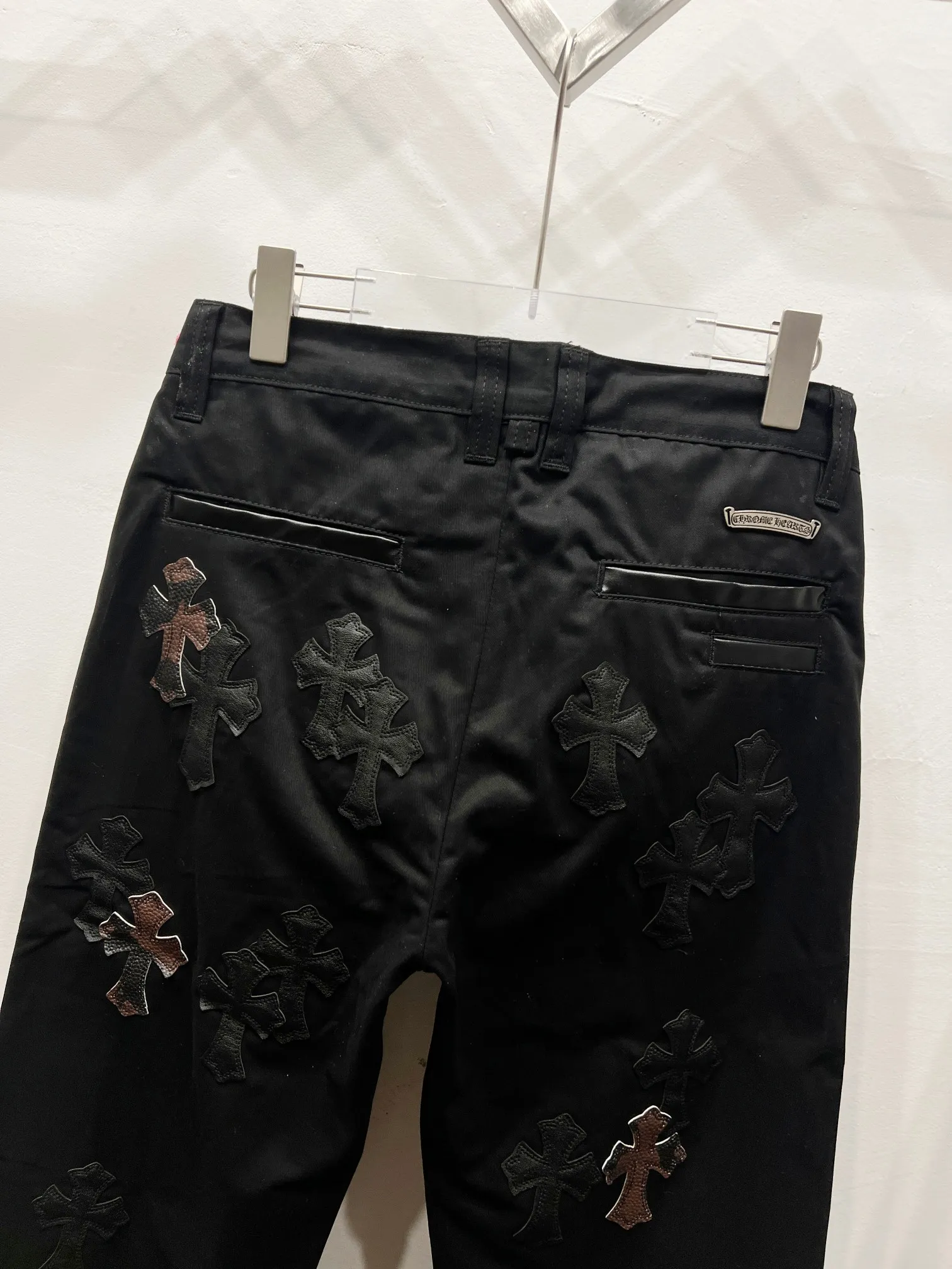 P260 Style No.: (c024) ChromeHearts & ChromeHearts patchwork leather Cow King jeans Original hardware accessories washed and other elevators, QR code analysis is from the original factory, high degree of restoration, welcome to compare with a certain product ~ Three-dimensional version Loose and comfortable, not picky about the body, taller and slimmer Big factory Seiko Original quality control Same style for men and women Can be matched with couples Versatile recommendation Necessary jeans for all seasons Hipsters have been disappointed From the quality selection of fabrics, the tailoring of details, and the matching of patterns, everything is impeccable! The upper body is so handsome when worn...it can be easily worn by men, women and children! The craftsmanship is made of heavy-duty washed pure cotton denim fabric. After washing, it is soft and thick and looks very stylish when worn. Size: 28, 30, 32, 34, 36 (S-XXL) Color: black